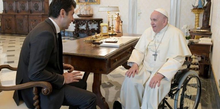 Папата с две заръки към Кирил Петков